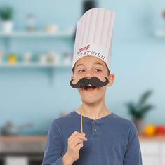 animateur qui fabrique le livre de cuisine de l'école