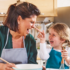 parent qui achète le livre de cuisine de l'école